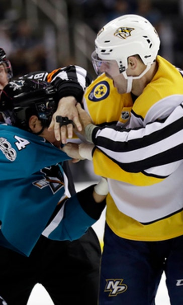 Jones makes 19 saves to lead Sharks past Predators 4-1 (Nov 01, 2017)